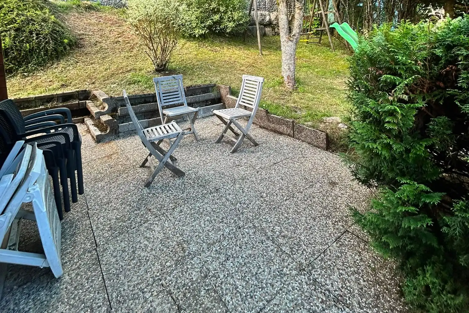 Terrasse en dalles gravillonnées après nettoyage, devant un chalet