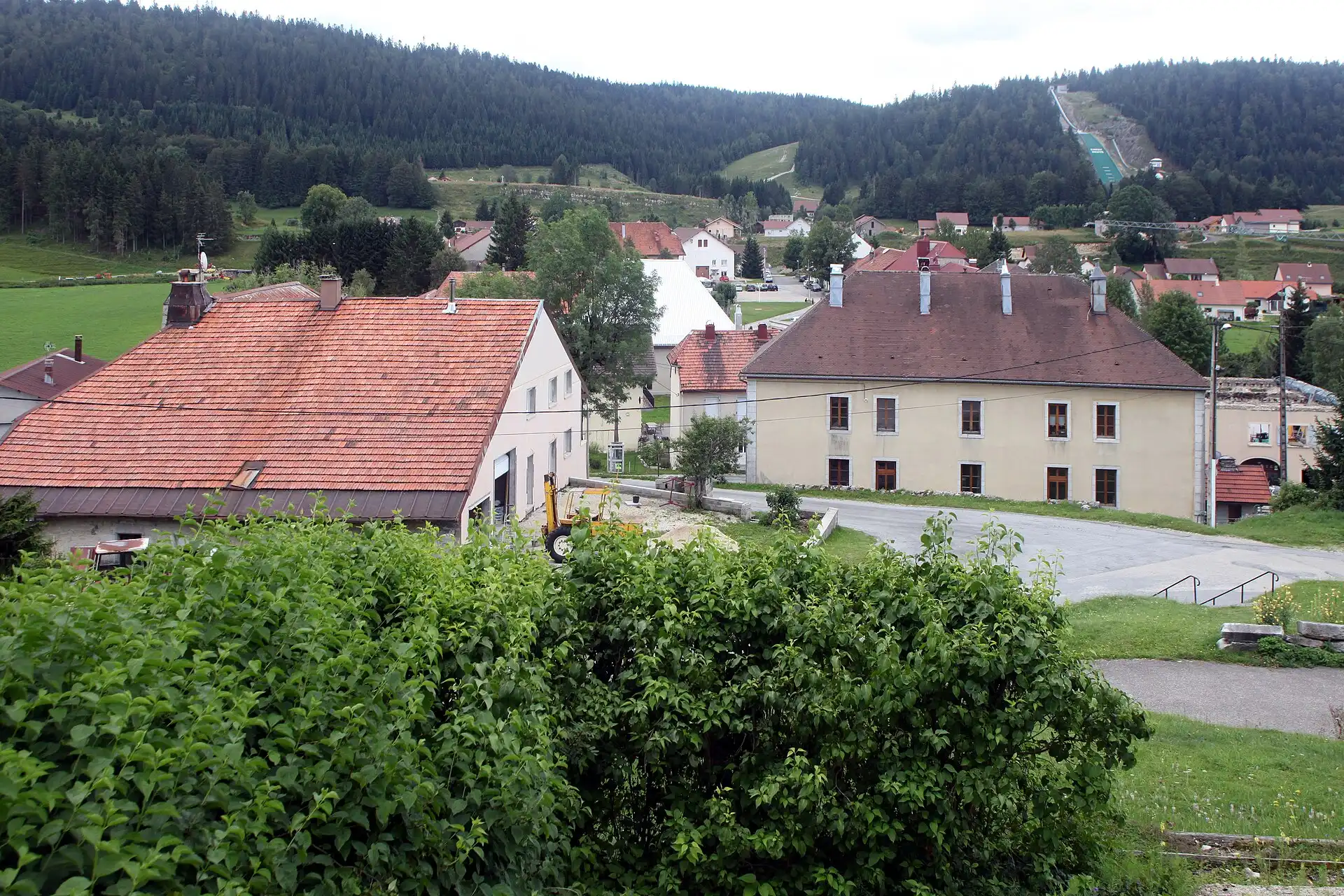 Chaux-Neuve et ses maisons au pied des forêts et des tremplins
