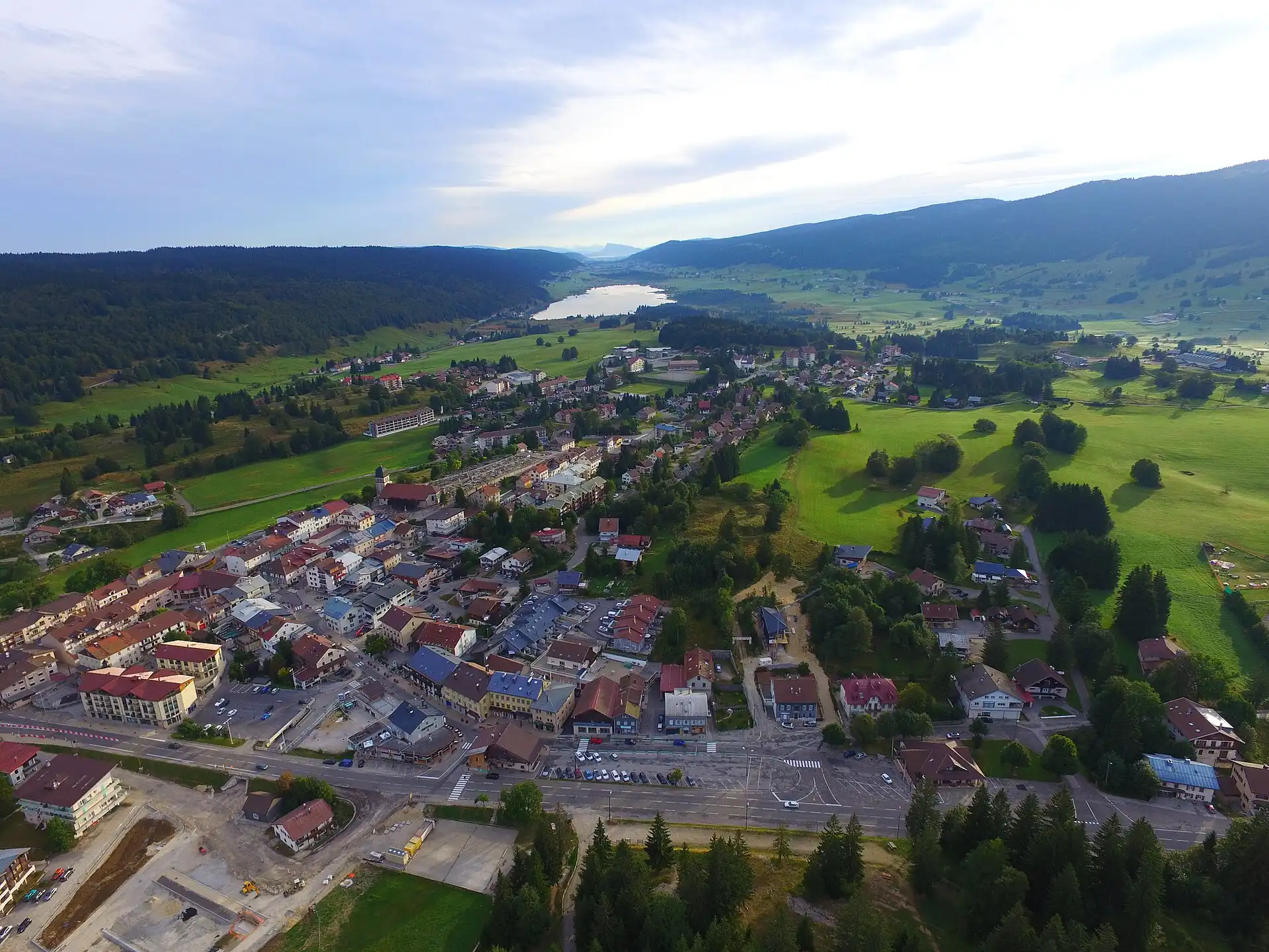Vue aérienne des Rousses, du lac et des forêts du Haut-Jura