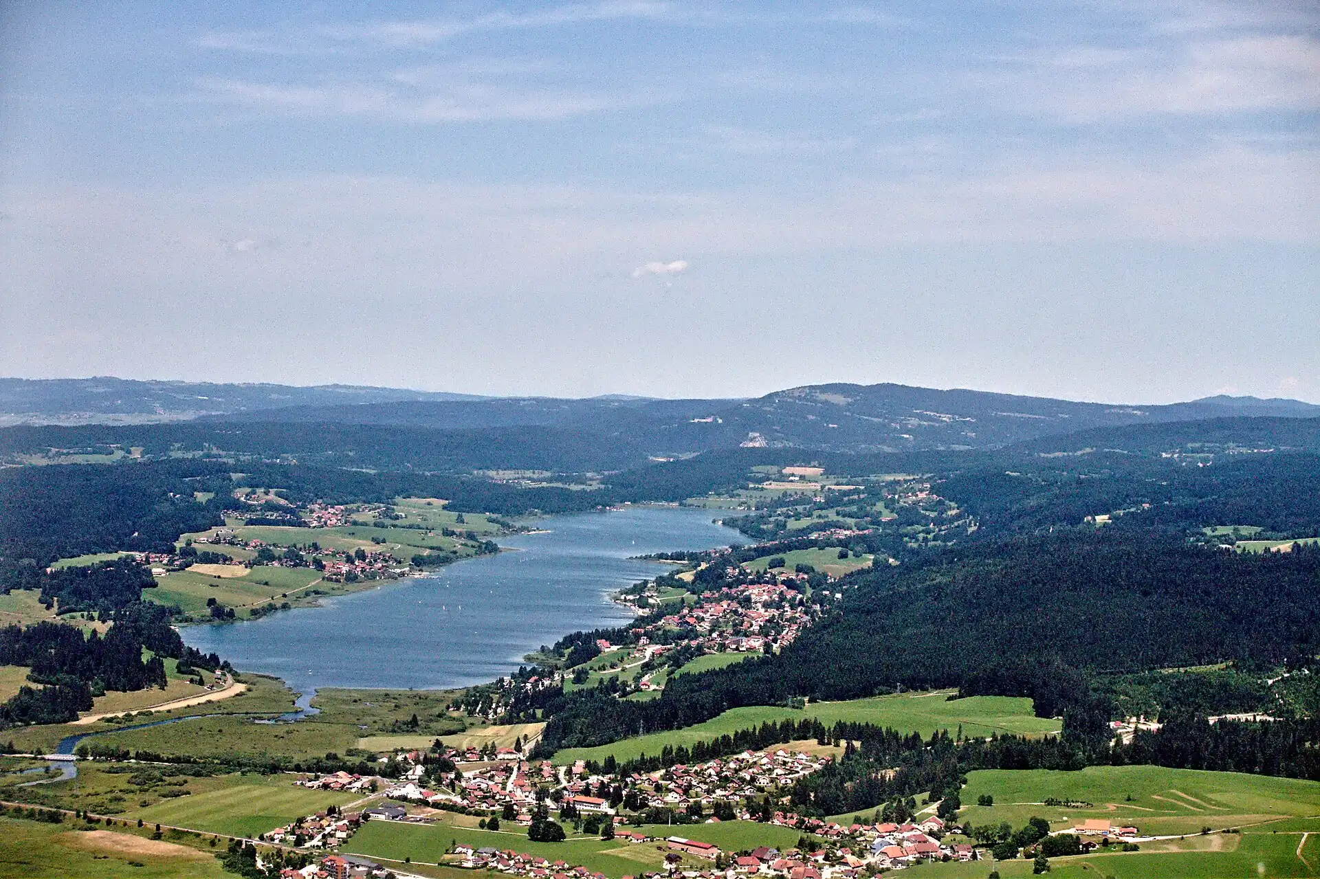 Vue aérienne du lac Saint-Point et des villages de ses rives