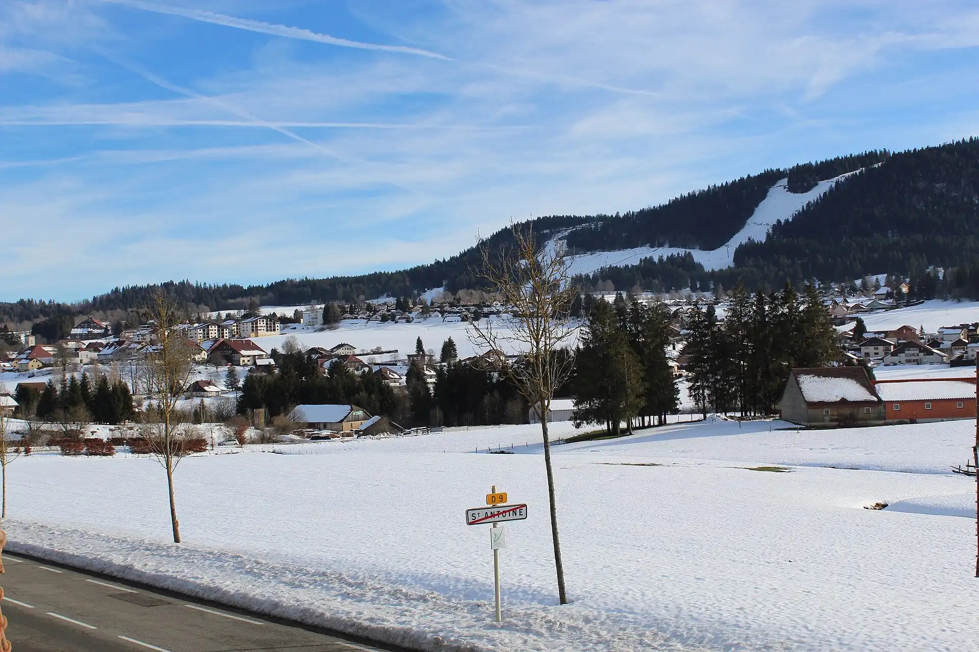 Métabief sous la neige, les pistes du Morond en arrière-plan
