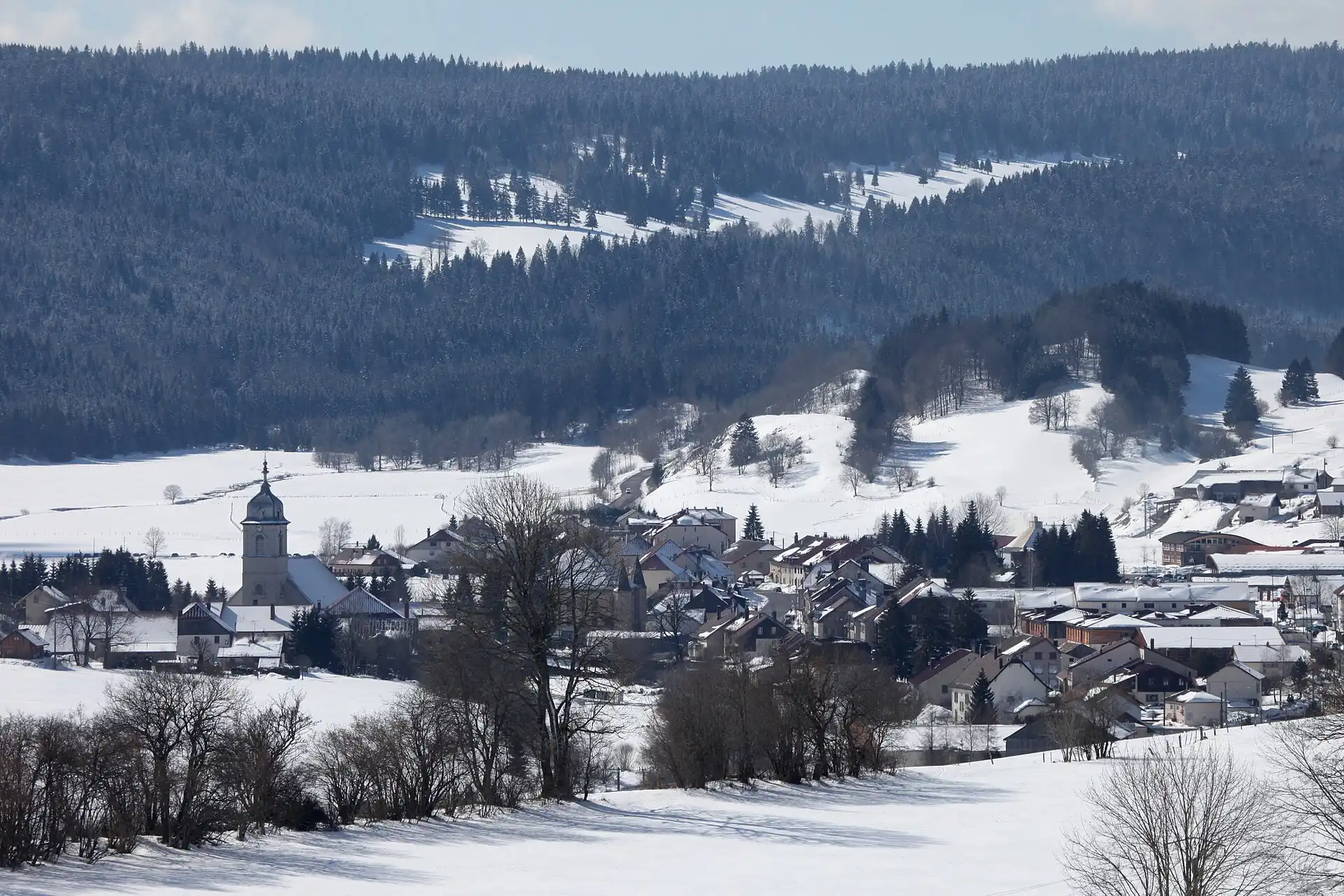 Mouthe en hiver, le village sous la neige au pied des forêts