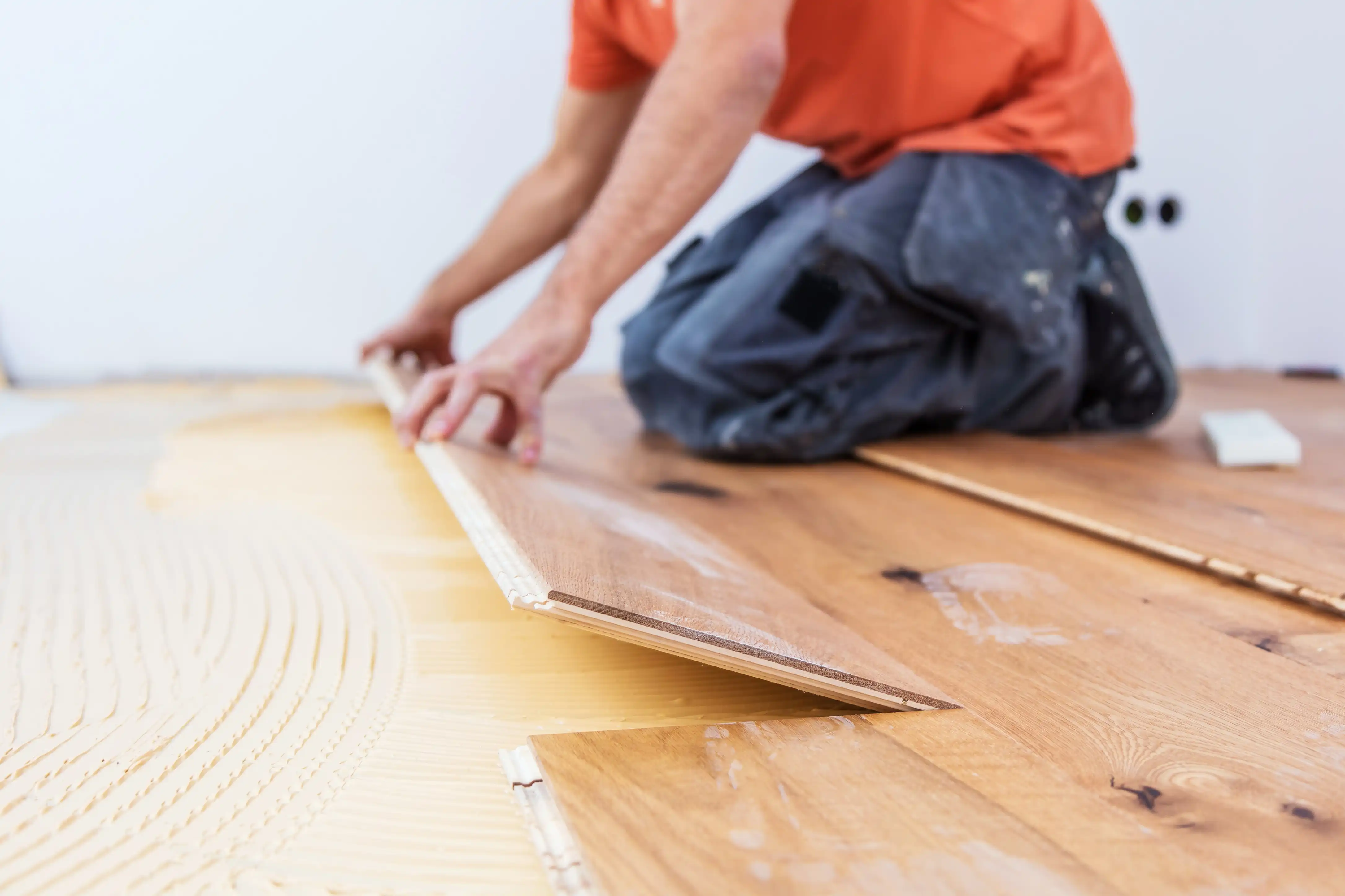 Pose d’une lame de parquet sur colle peignée