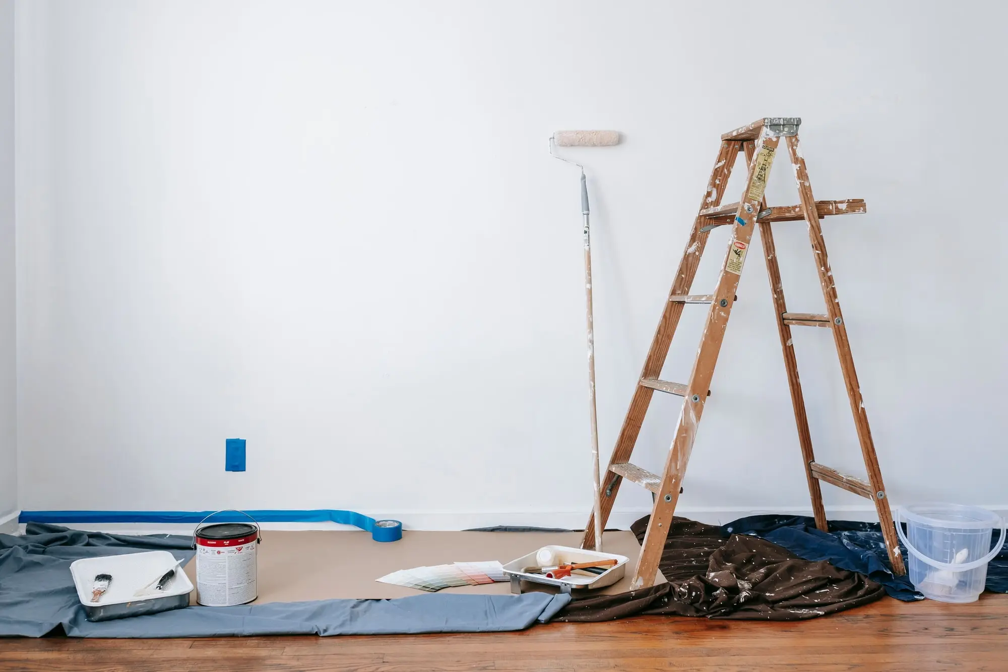 Chantier de peinture, pièce protégée