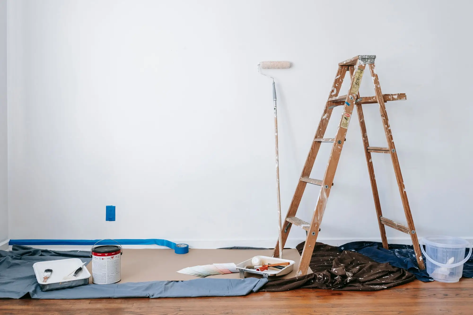 Chantier de peinture, pièce protégée