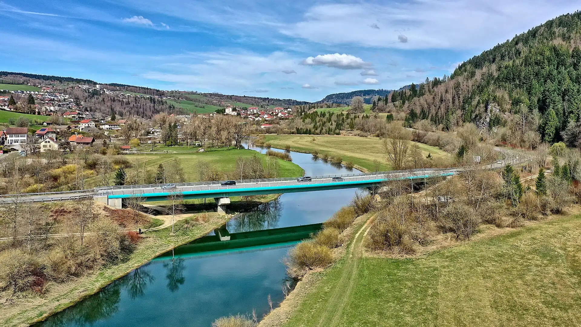 Le Doubs à Villers-le-Lac, au pied d’un versant boisé